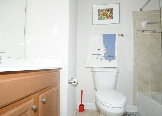 Full bathroom in hallway