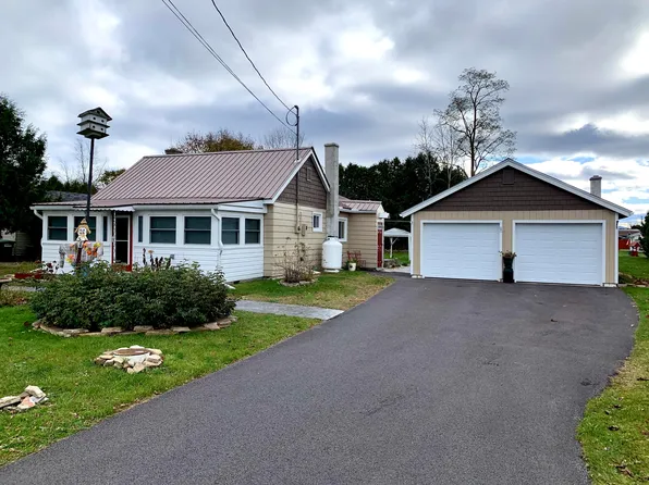 31 Hill St, Keeseville, NY 12944