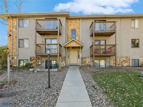 9553 University Ave APT 9, Clive, IA 50325