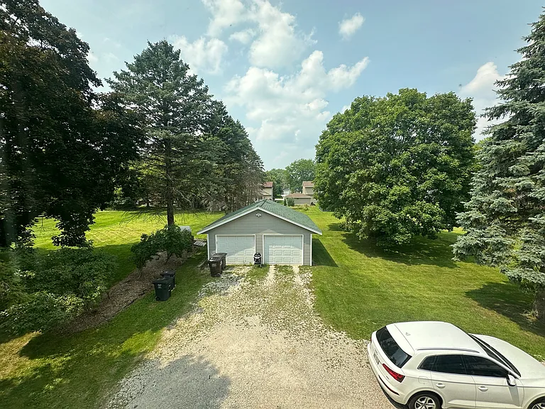 Great Oconomowoc 2 bedroom Upper Unit Next to Downtown Oconomowoc — Photo 5