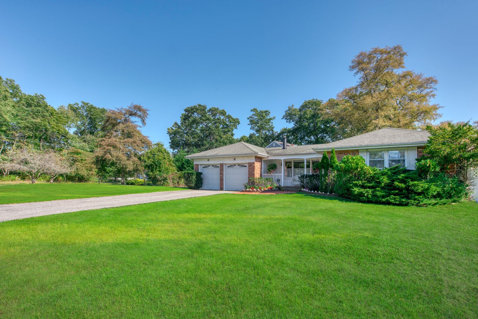  Lovely 2 bedroom waterfront ranch with a dock