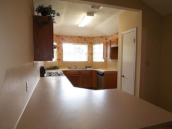  Plenty of kitchen counter top space