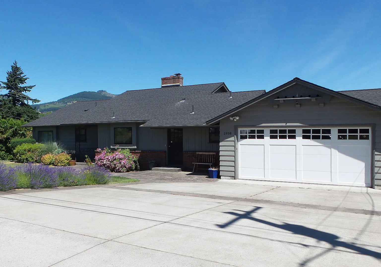 Furnished 4BR Home for Rent in Hood River — Photo 2