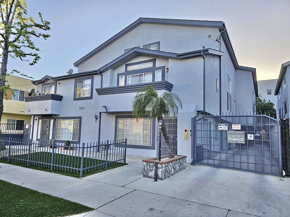 Riverton Ave