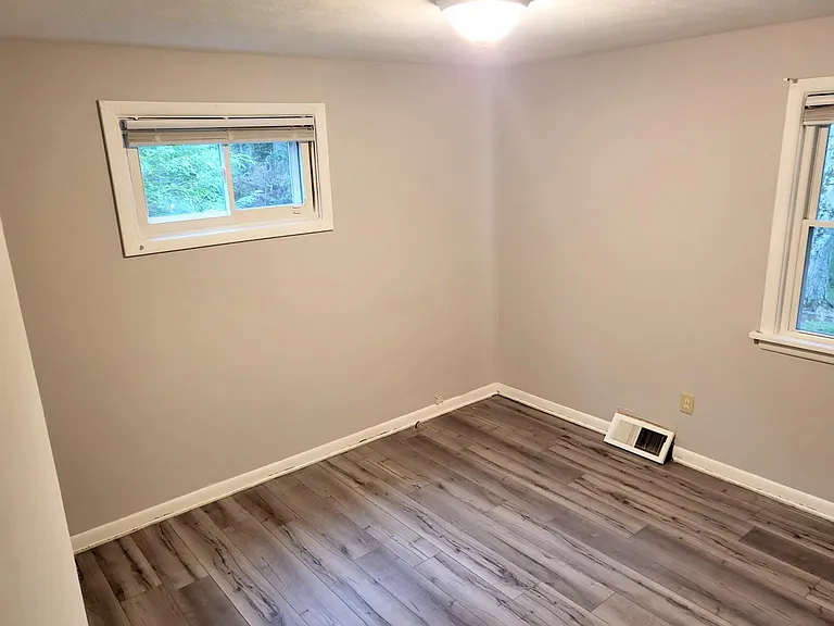 142 Moray Dr — Photo 9