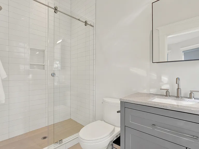 402 W 41st St #A — Photo 9