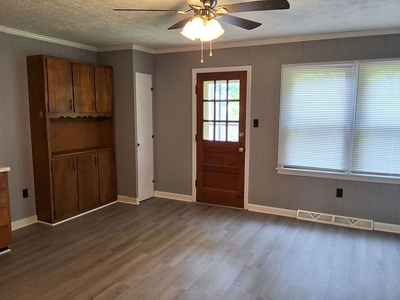 4th image of 320 Meadow Ln