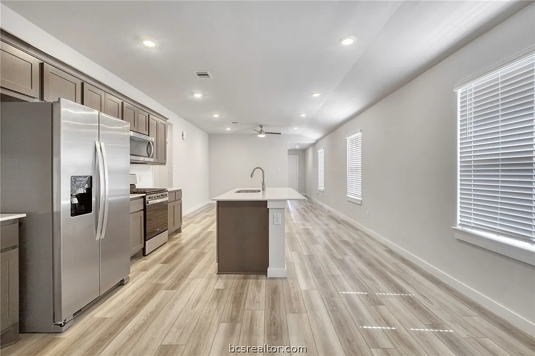 3 bed, 1325 sqft, $2,150 — Photo 3
