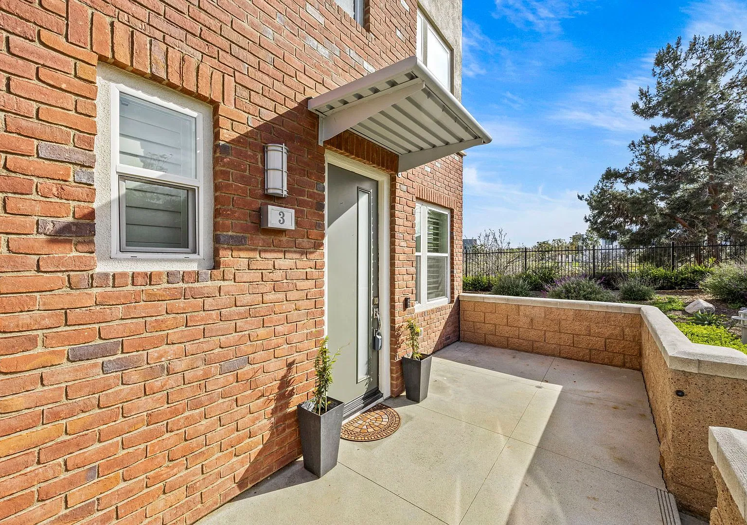 Gorgeous End Unit Townhome in Vantis — Photo 2