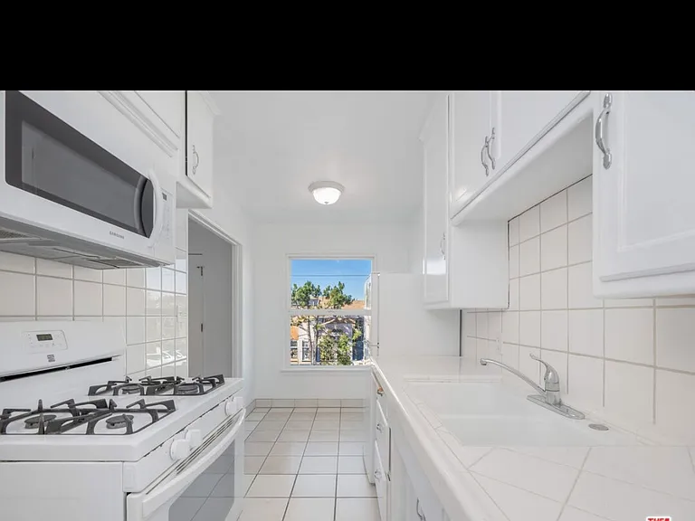 1828 S Rimpau Blvd — Photo 8