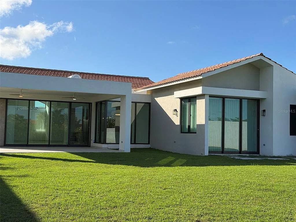 5 bed, 4.5 bath, $15,000 — Photo 1