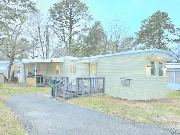 525 Riverleigh Ave #C7, Riverhead, NY 11901