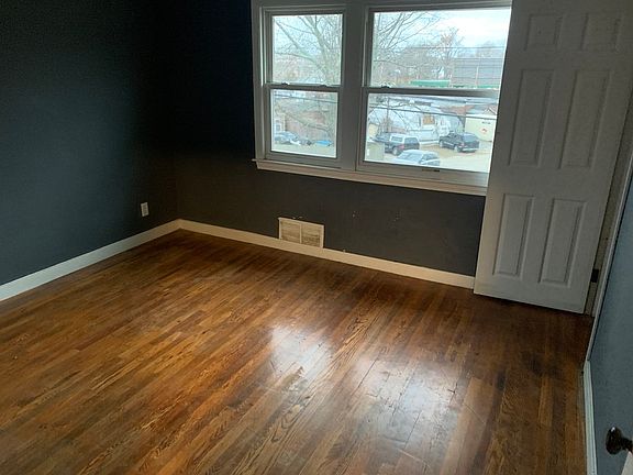 2nd image of 117-119 Sea St