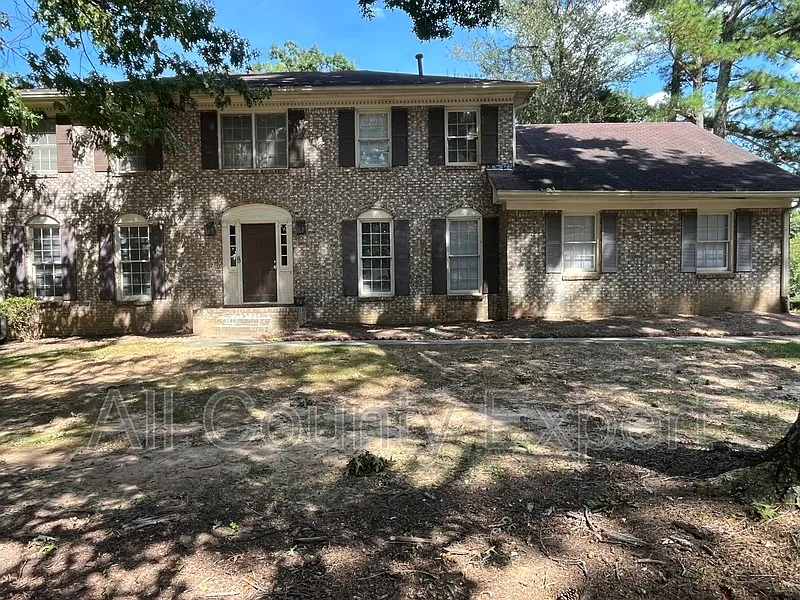 4 bed, 2.0 bath, 2726 sqft, $3,450 — Photo 2