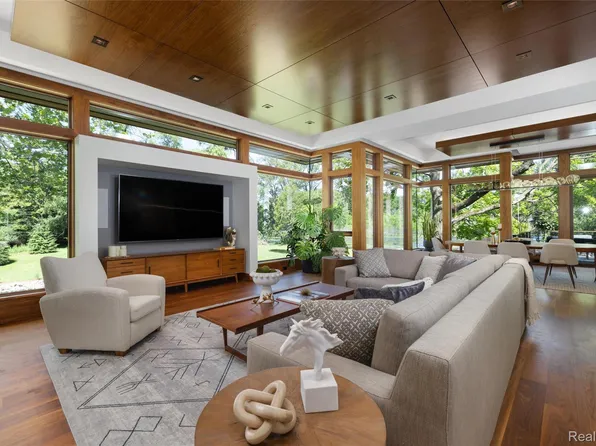 2700 Squirrel Rd, Bloomfield Hills, MI 48304
