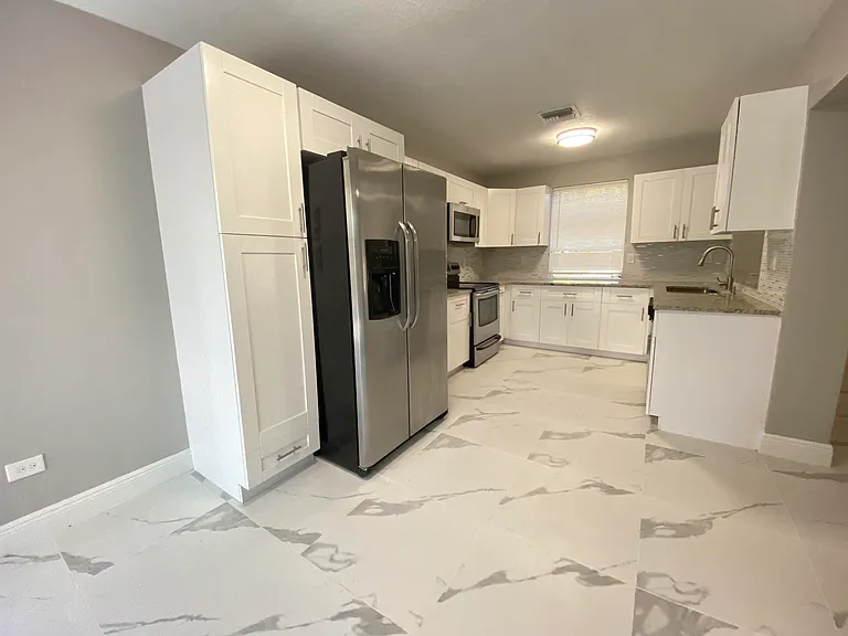 175 SE 27th Pl — Photo 4