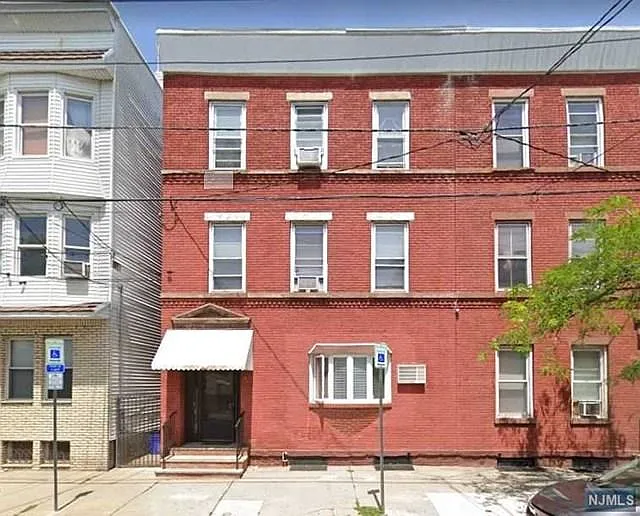 48 Lang St #2 — Photo 1