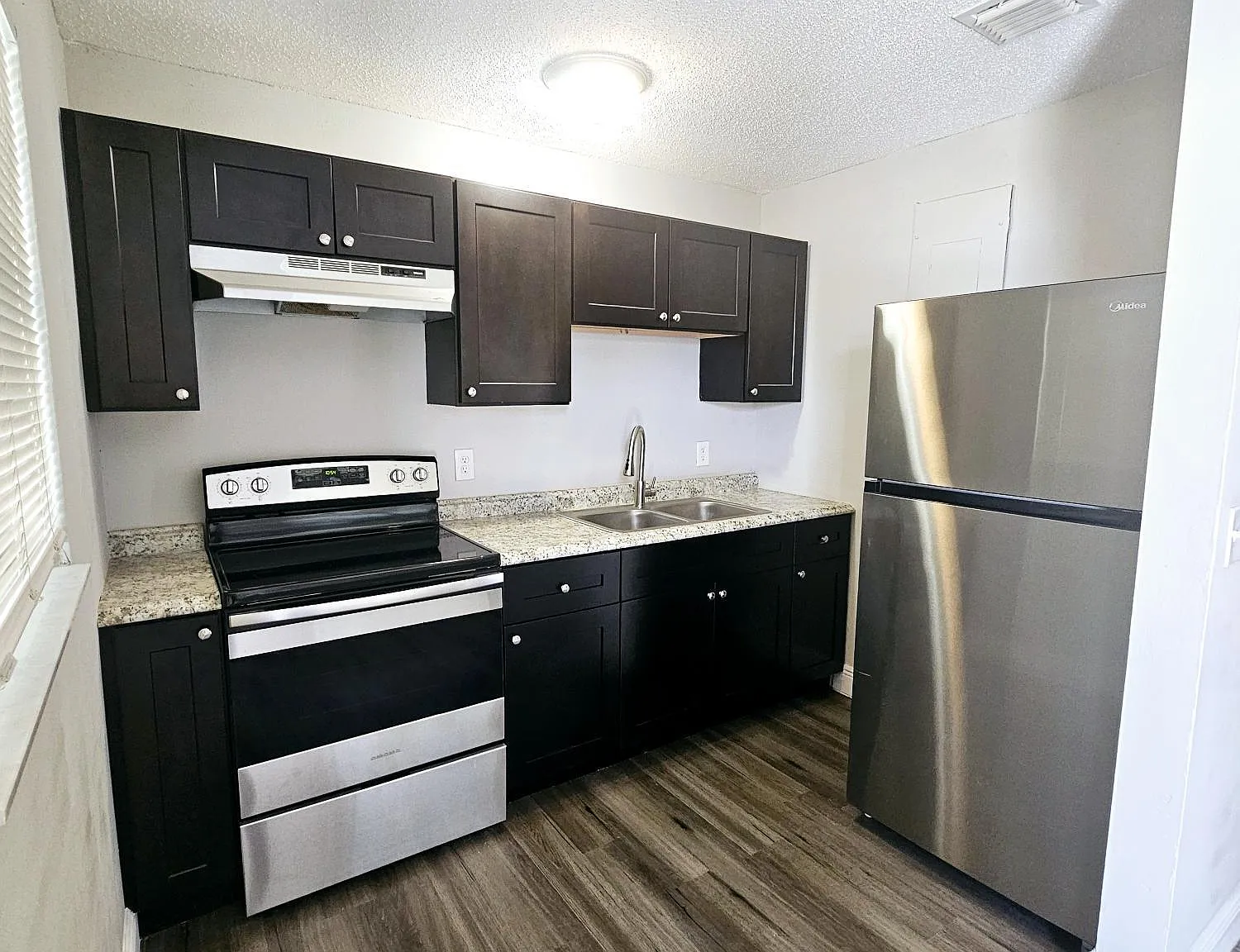 2 bed, 1.0 bath, 768 sqft, $1,900 — Photo 2