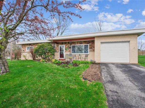 104 Park Dr, Delmont, PA 15626