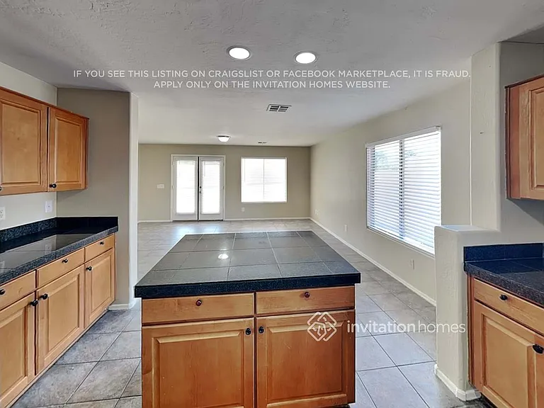 11401 W Windsor Ave — Photo 9