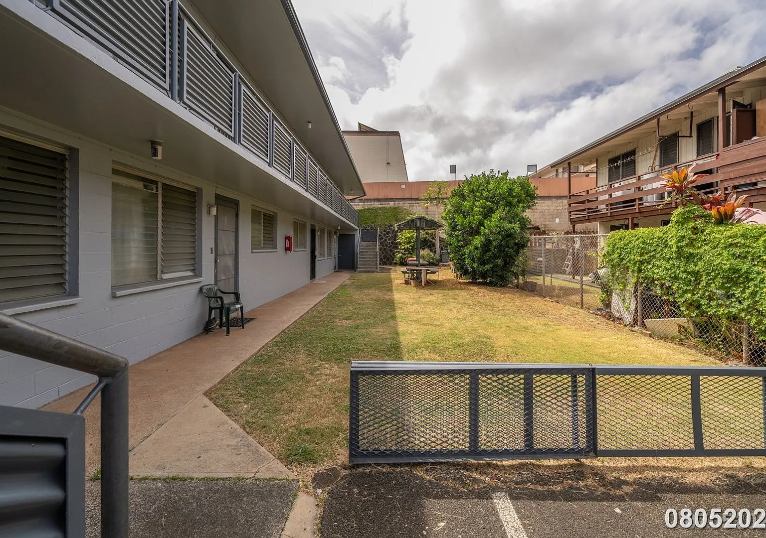 Available Now! 2 BD / 1 BA / 1 parking in Aiea — Photo 2