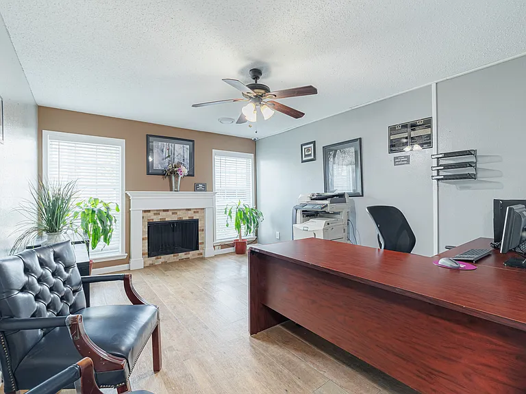 Leasing Office 02
