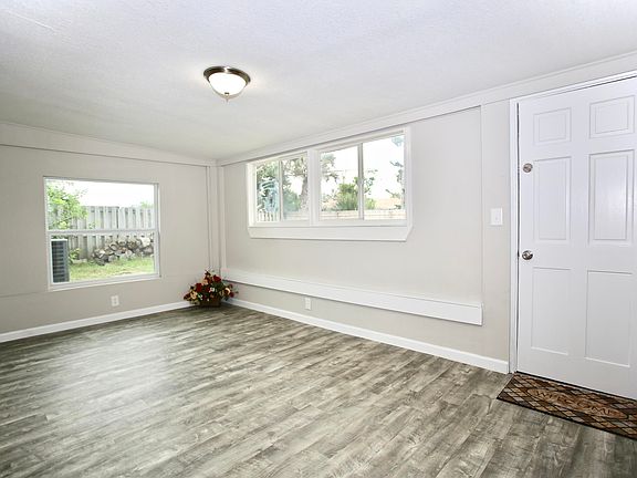 4th image of 50 Poinsettia Dr
