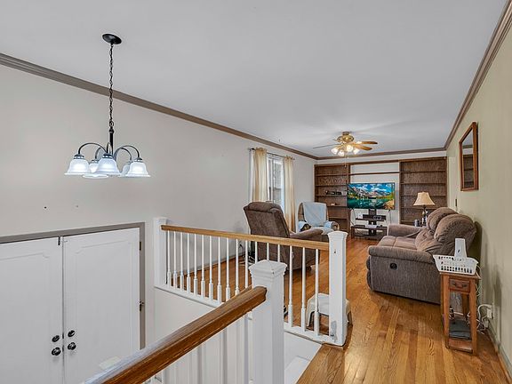 4th image of 501 Scenic Ln