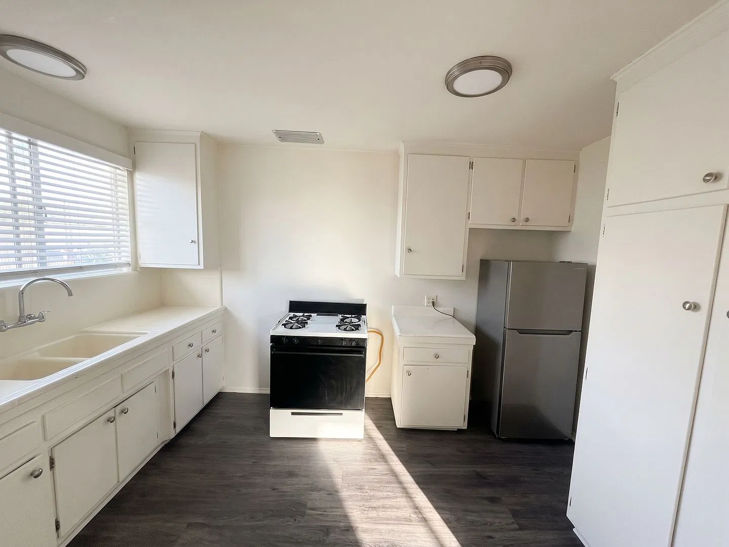 7200 S. Victoria Ave. — Photo 1