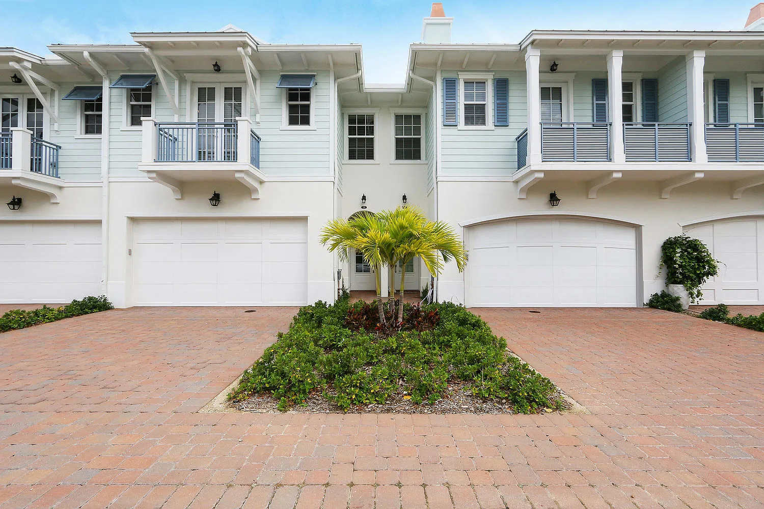 3 bed, 2.5 bath, 1995 sqft, $5,550 — Photo 2