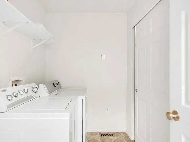 571 S Mobile Pl — Photo 21