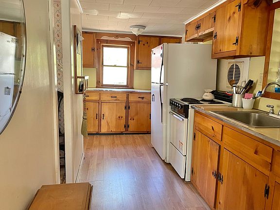 5th image of 89 E Thompson Pl