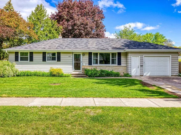 208 Edgewood Dr, Neenah, WI 54956