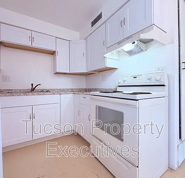 319 E Blacklidge Dr #2 — Photo 4