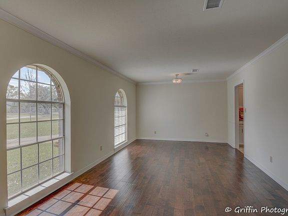 4th image of 430 Lowell Ct