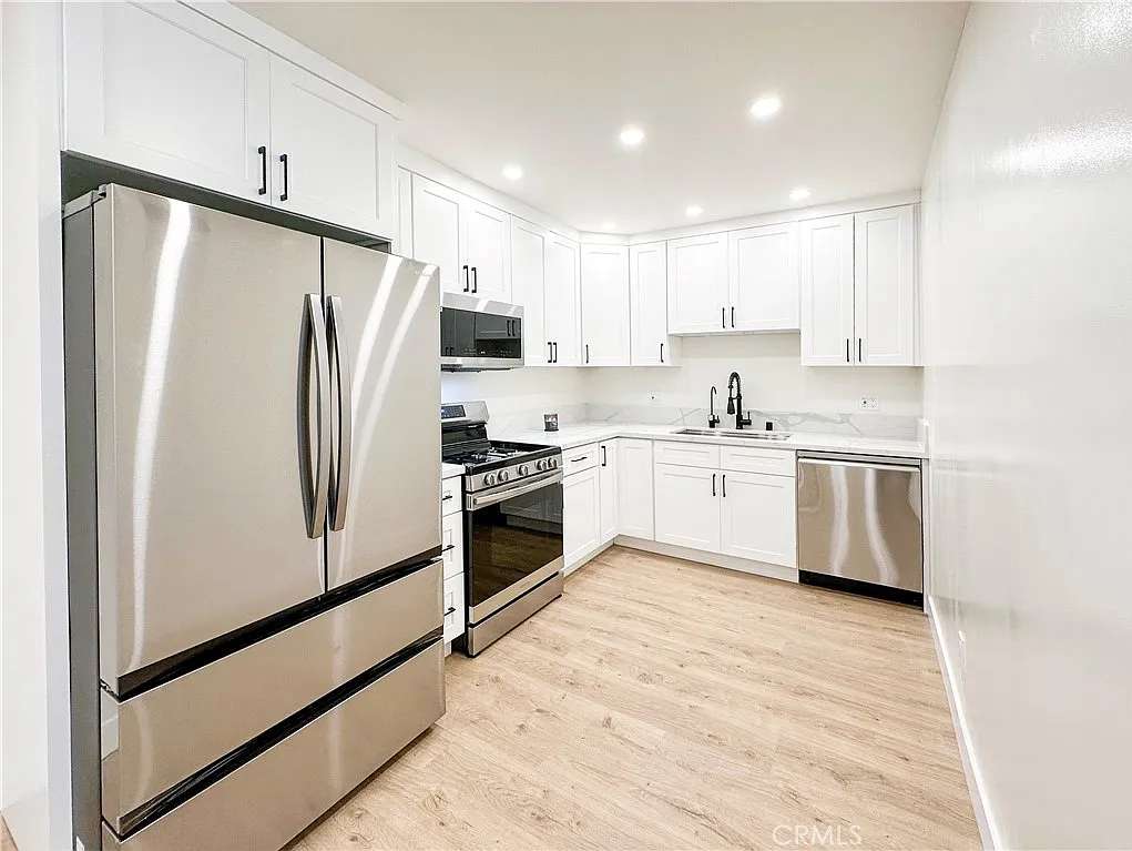2 bed, 932 sqft, $2,995 — Photo 3
