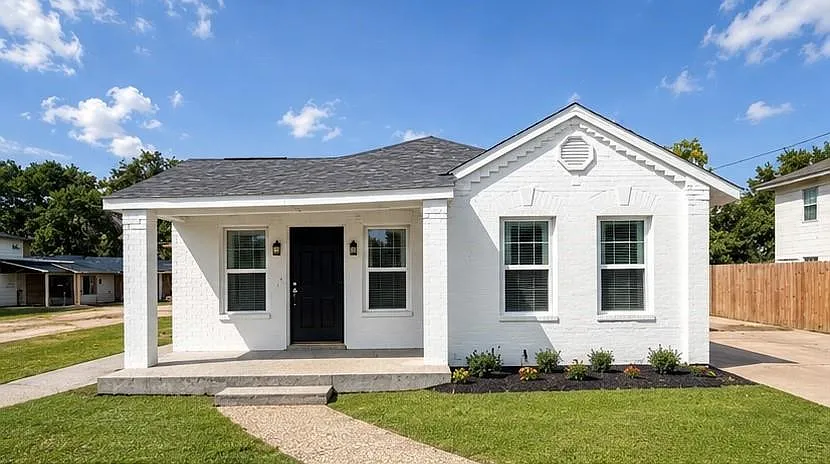 2 bed, 1.0 bath, 2213 sqft, $1,500 — Photo 1