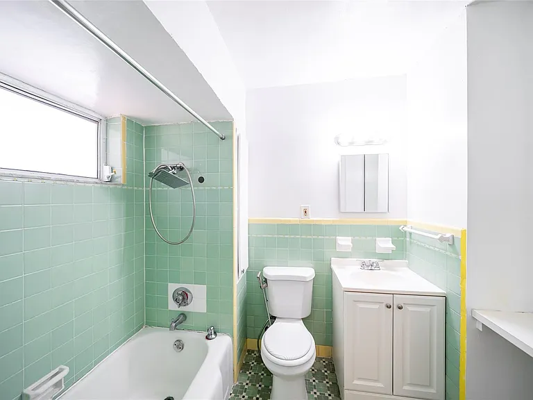115 NE 4th St #3 — Photo 16