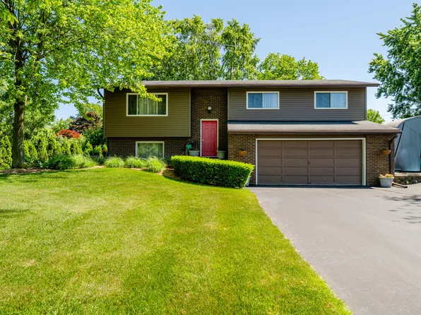 642 Royal Crest Dr, Saint Joseph, MI 49085
