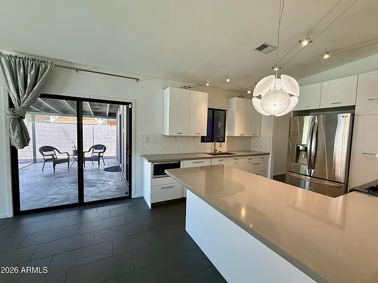 3702 E Paradise Dr — Photo 6