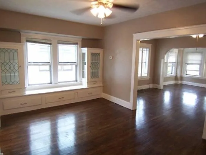 Spacious dining area w/built-ins
