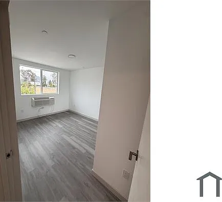 2403 Clyde Ave — Photo 4
