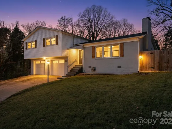 1905 10th Street Pl NW, Hickory, NC 28601