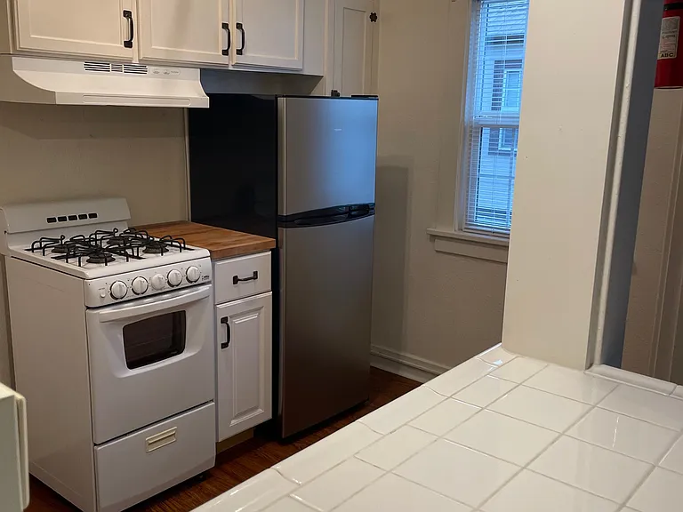 Olympia Court Apartments — Photo 16
