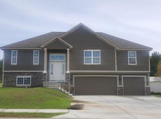 4503 Hallbrook Dr, Saint Joseph, MO 64506