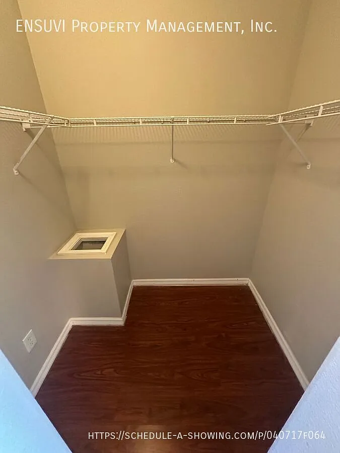 4 Bedroom 2.5 Bath Beautiful Home — Photo 3