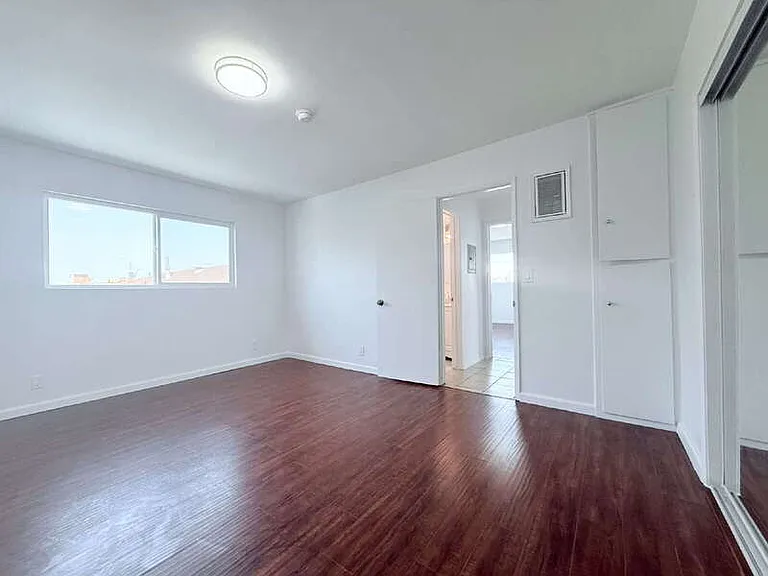 1915 S Longwood Ave #5 — Photo 8