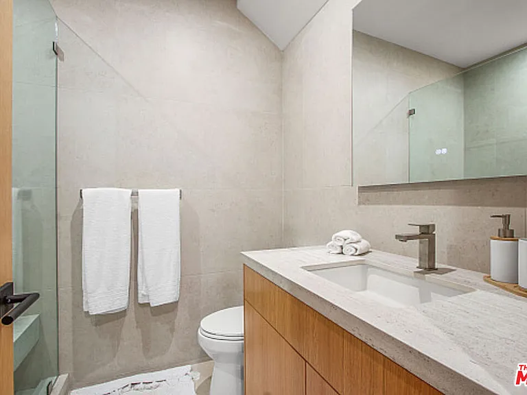 9451 Sunset Blvd — Photo 46