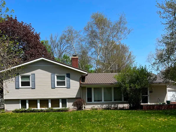 455 E Ellefson St, Iola, WI 54945