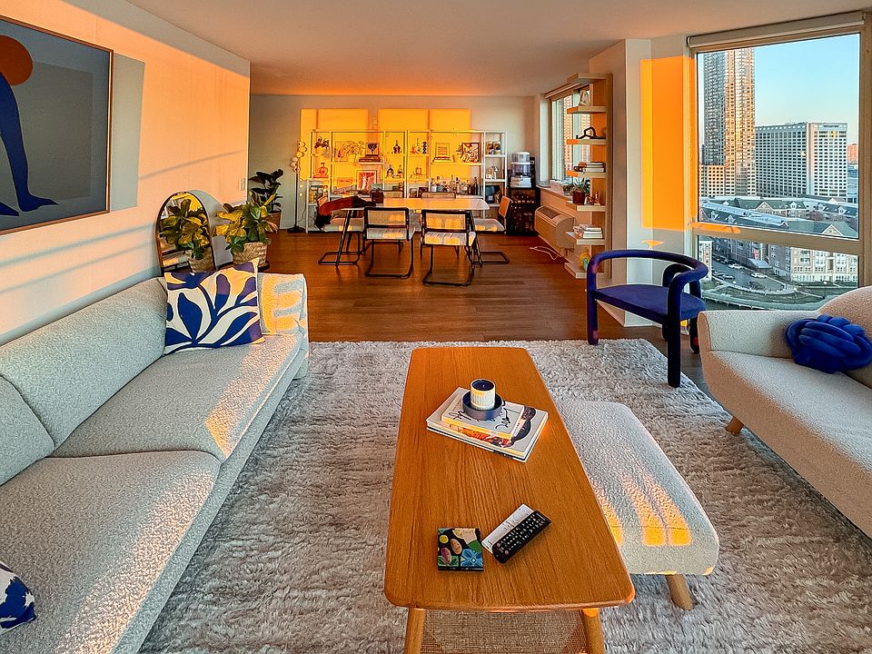 Panaromic views of the Hudson River from this corner unit means that the entire living area is bathed in light.